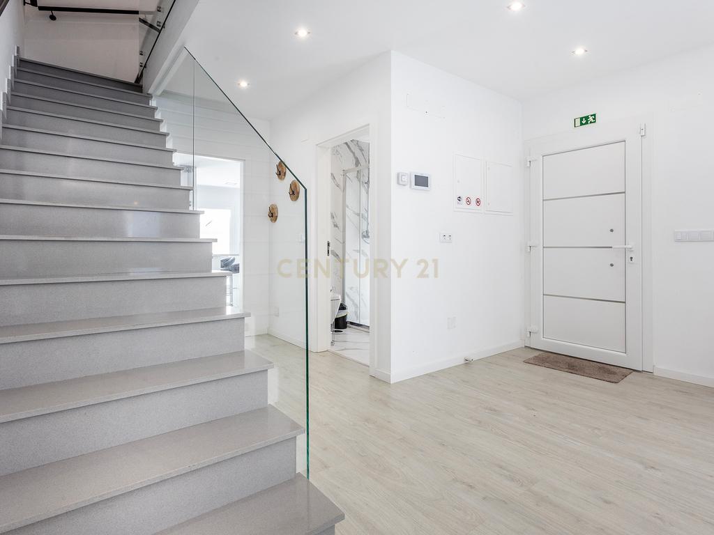 Moradia Contemporânea com Piscina a 5 minutos das praias da Costa da Caparica - Image 11