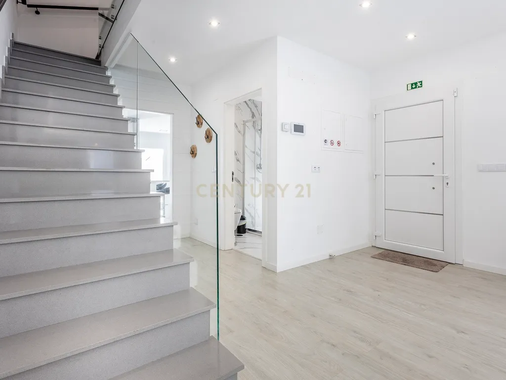 Moradia Contemporânea com Piscina a 5 minutos das praias da Costa da Caparica - Image 11