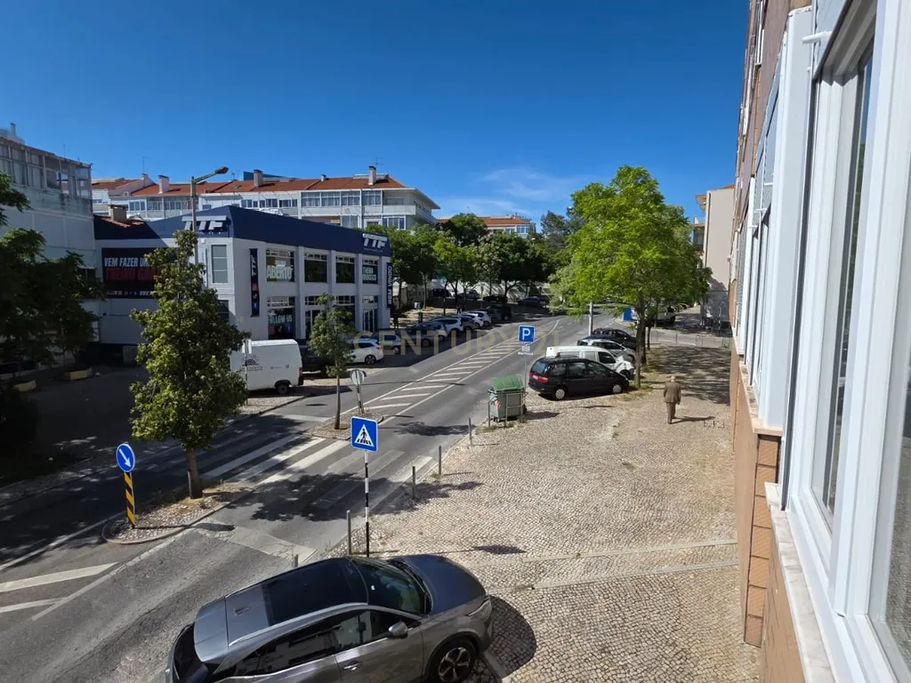 Apartamento T4 agora T3 em Almada transportes á porta # Negociável # - Image 27