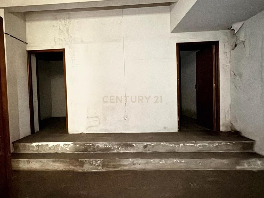 Café/Restaurante com 2 Armazéns e Loja Independente na Av. da República, Gaia - Image 37