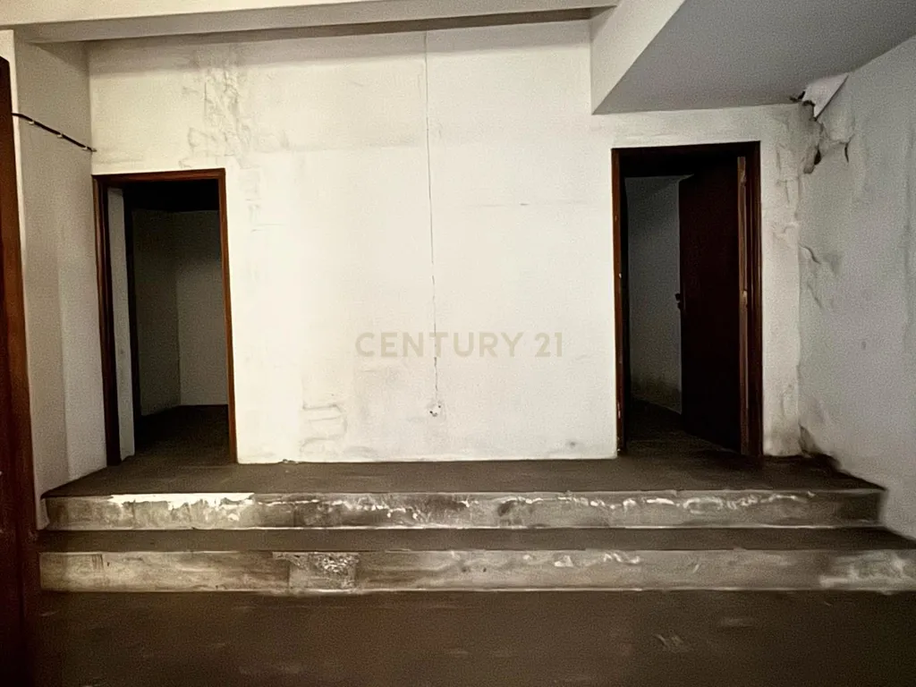 Café/Restaurante com 2 Armazéns e Loja Independente na Av. da República, Gaia - Image 37