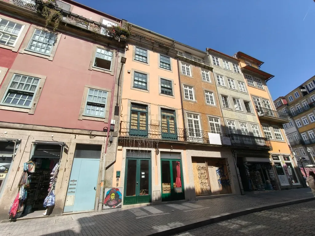 Apartamento T2 com varandas, mobilado no centro do Porto - Image 16