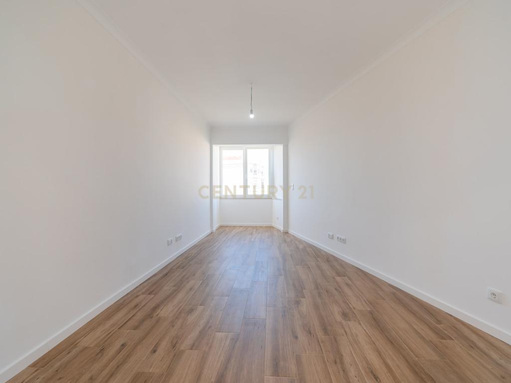 T2 Totalmente Renovado em Mem Martins, Excelente Localização - Image 3