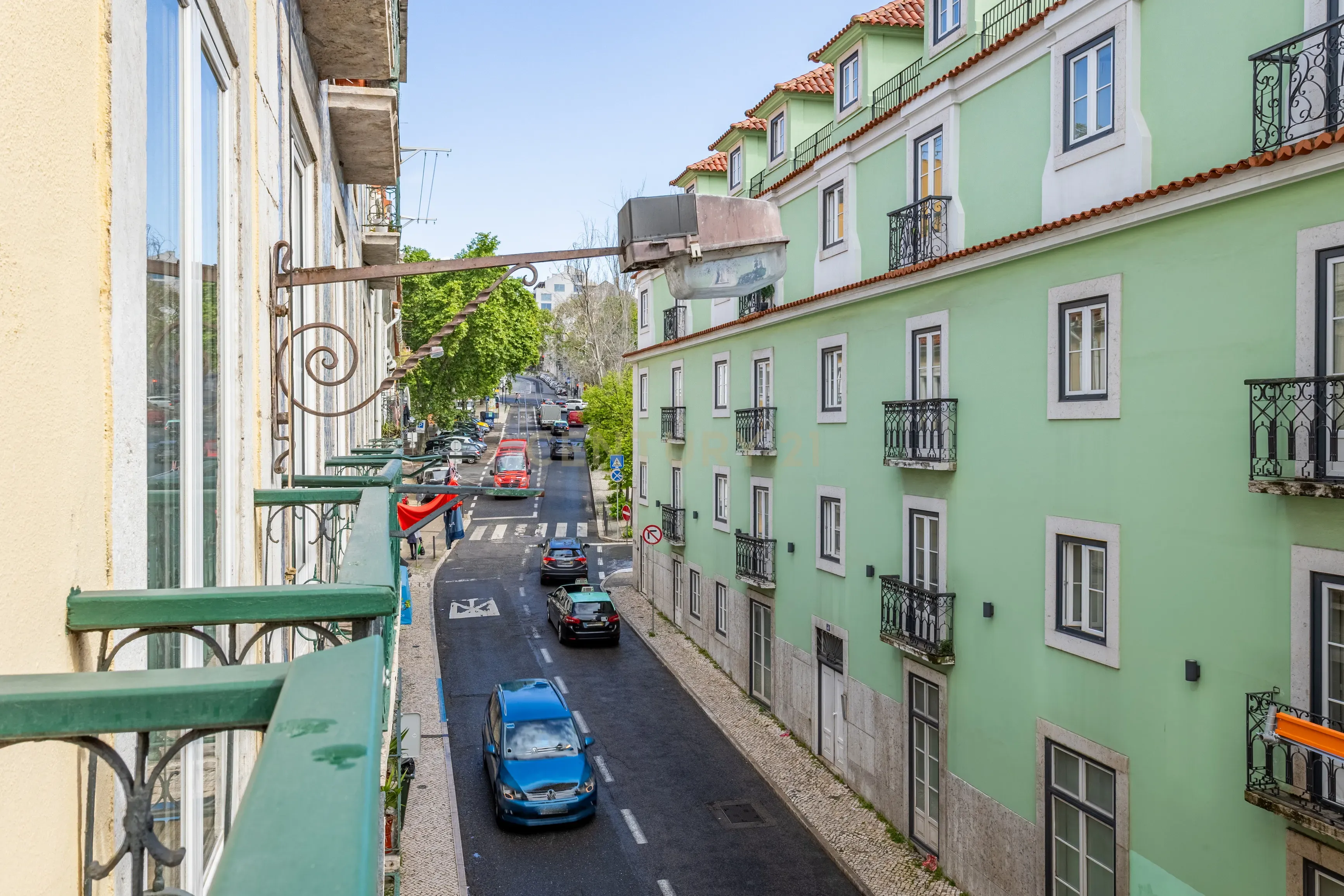 Apartamento T2 remodelado - Campo Mártires da Pátria - Image 18