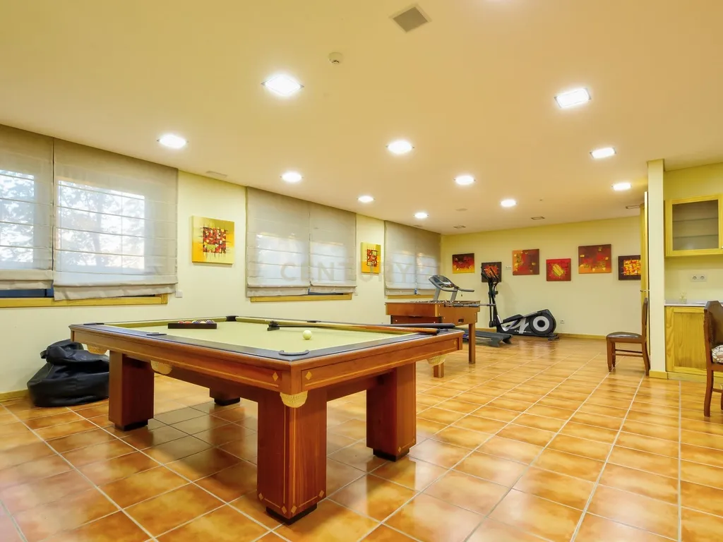 Propriedade T8 com Jardins, Lago e Potencial Alojamento - Localização Premium - Image 7