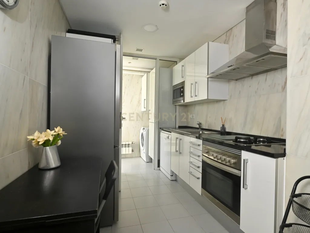 T2 com garagem, para arrendar - Av. Infante Santo (Lisboa) - Image 17