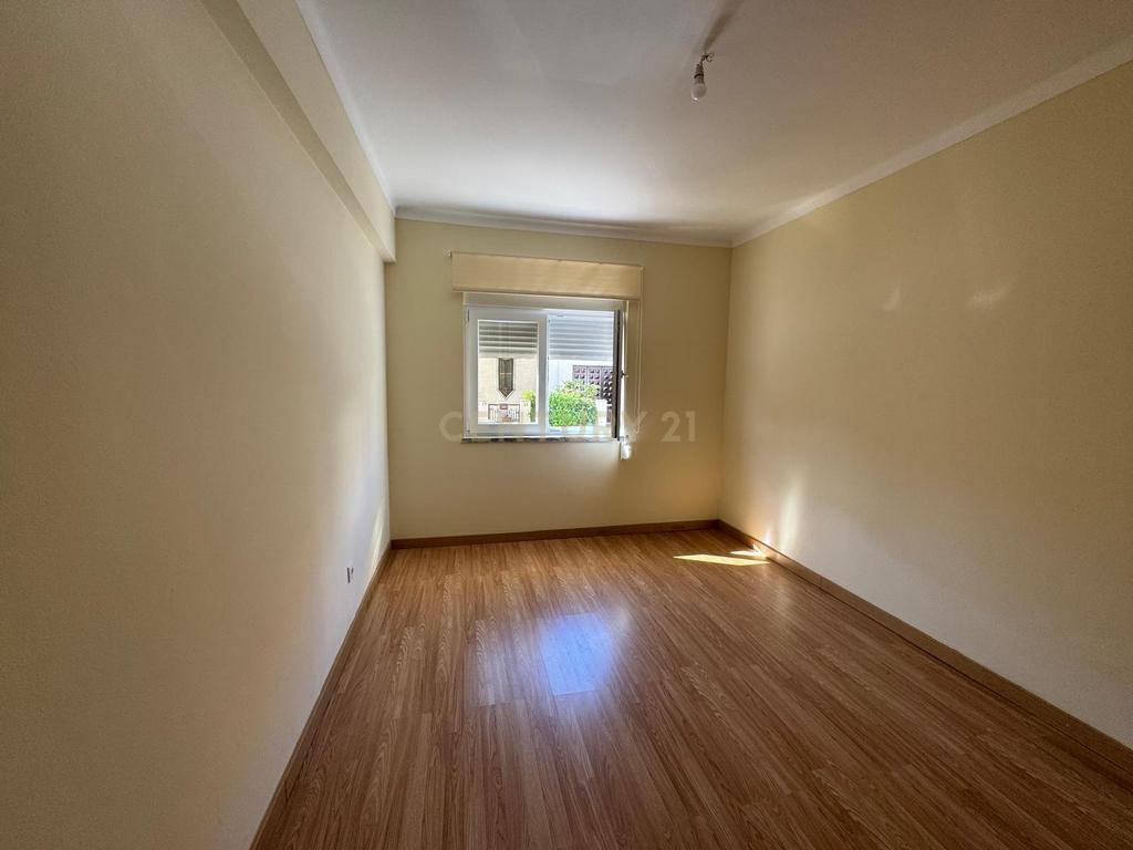 Apartamento T3 remodelado na zona do Parque Municipal - Image 16