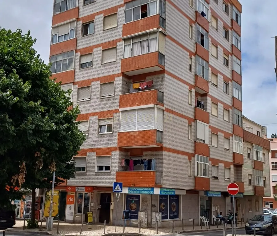 Apartamento T2 com Suite e Varanda – Queluz (Av. Miguel Bombarda) - Image 1