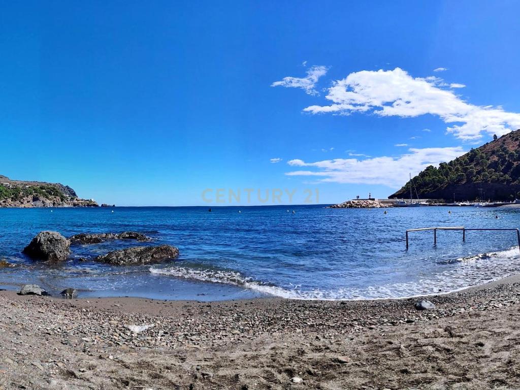 Apartamento renovado com terraço a poucos passos da praia em Colera – Costa Brava - Image 1