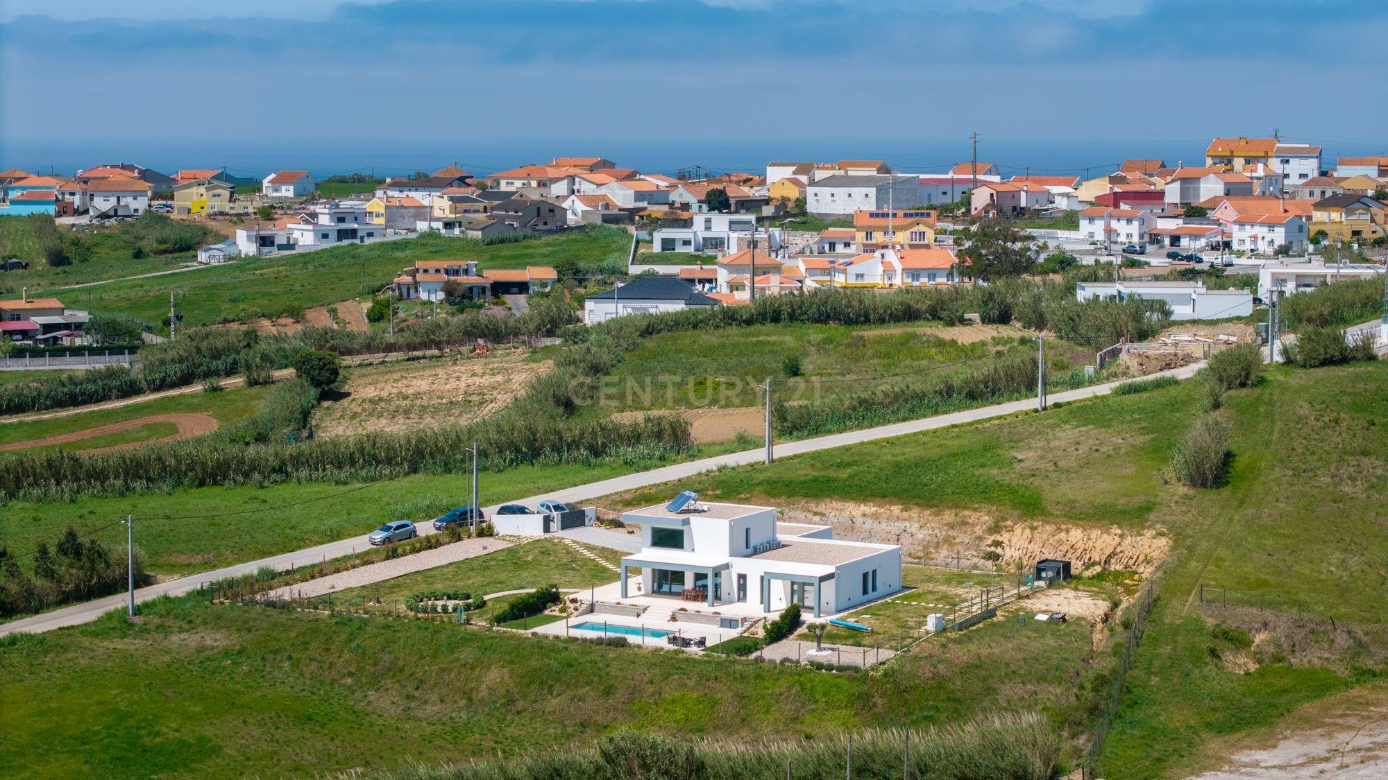Fotografia 5 de Entre o Campo e o Mar: Moradia T3 Contemporânea com Piscina e 11.000 m² | Ribamar – Lourinhã