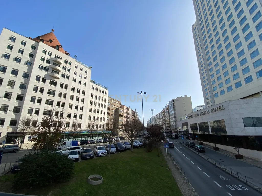Escritório com 157 m2 na Av. Columbano Bordalo Pinheiro, Lisboa - Image 11