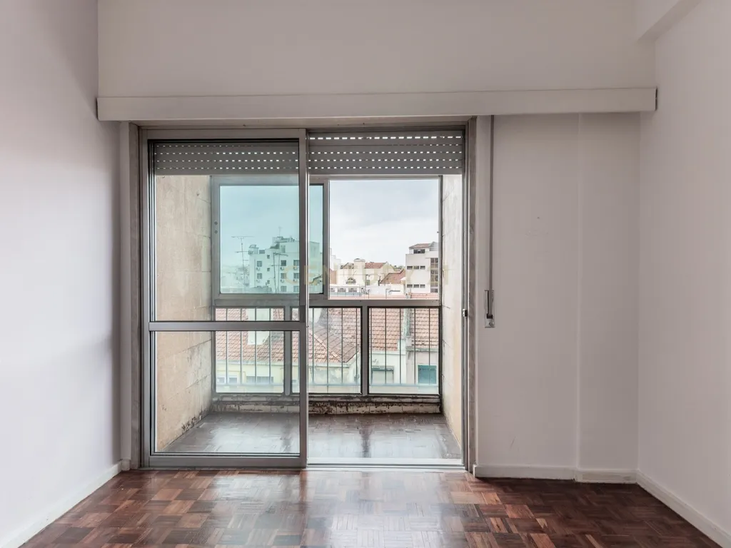 Centro de Lisboa - Crie o Seu Lar neste T1 com Charme e Versatilidade - Image 10