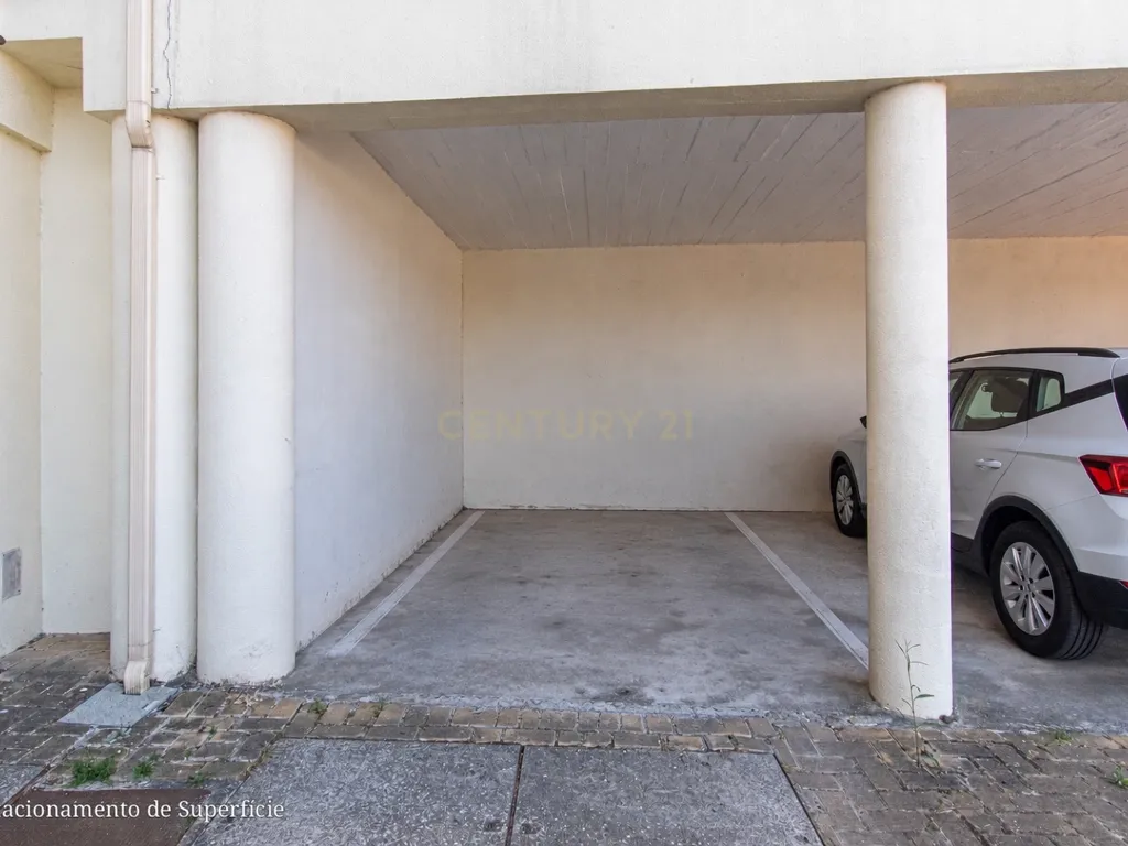 T4 DUPLEX COM 288,50 M², TERRAÇO PRIVATIVO DE 310 M² E ESTACIONAMENTO PARA 7 CARROS — A POUCOS MINUTOS DE LEIRIA - Image 42