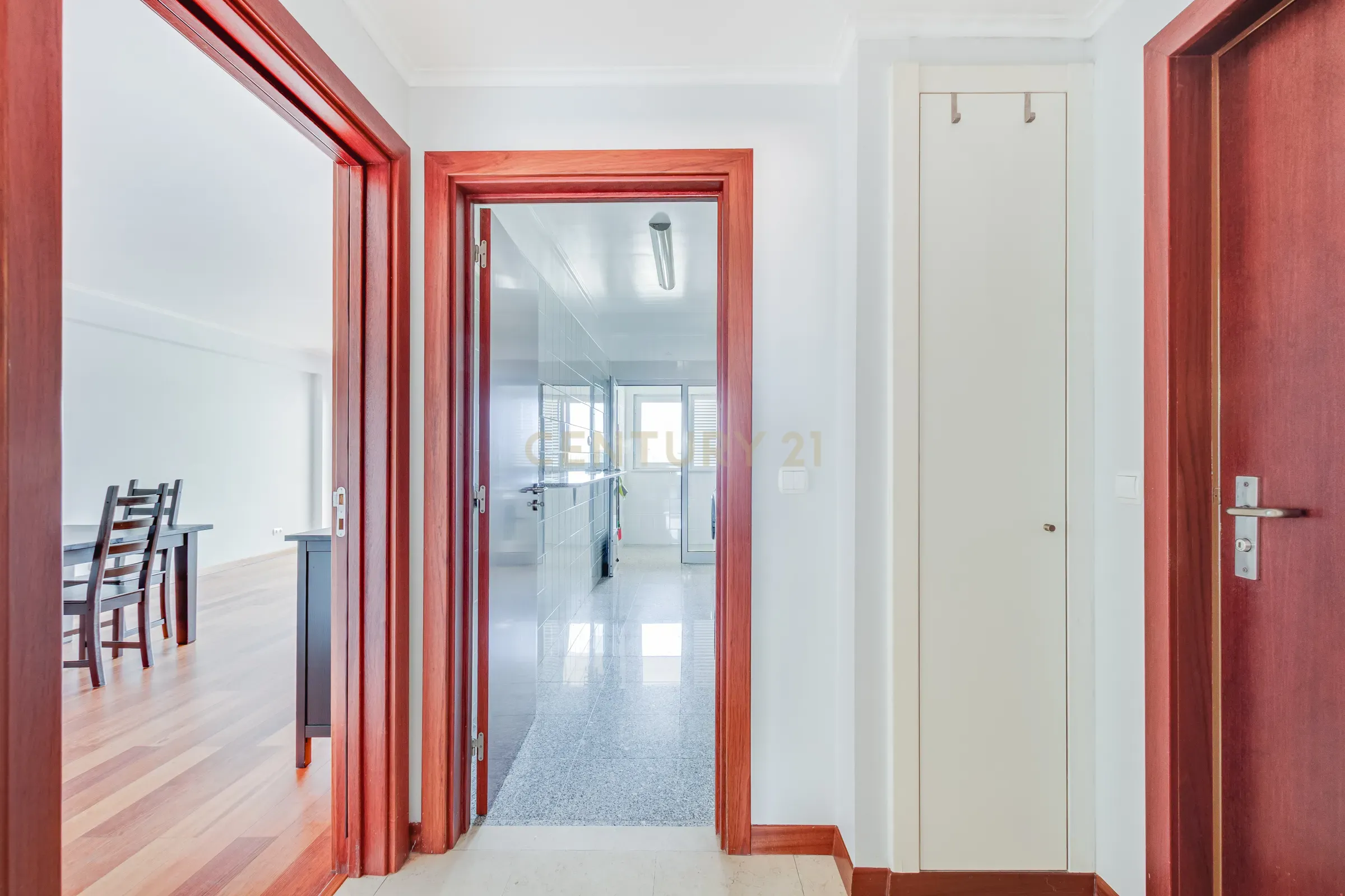 Apartamento T2 com Vista Panorâmica em Lisboa - Image 8