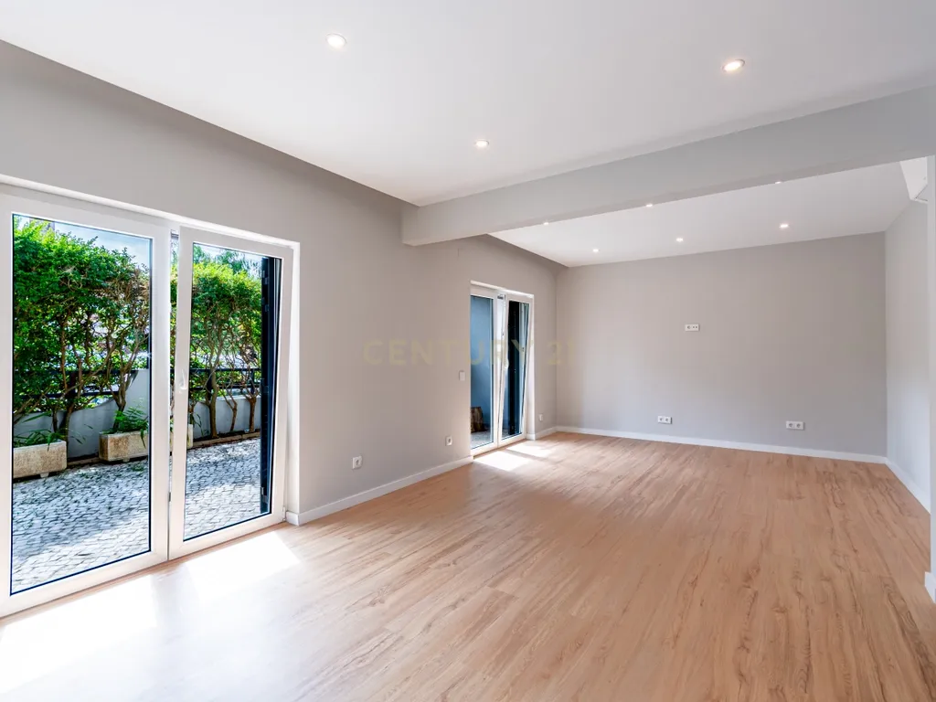 Moradia Unifamiliar T5 em Carcavelos - Image 7