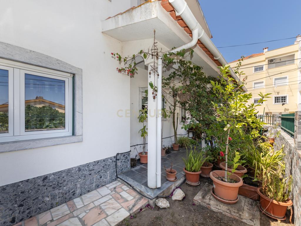 Moradia T5 no centro da Quinta do Conde – Espaço, Conforto e Localização Perfeita - Image 3