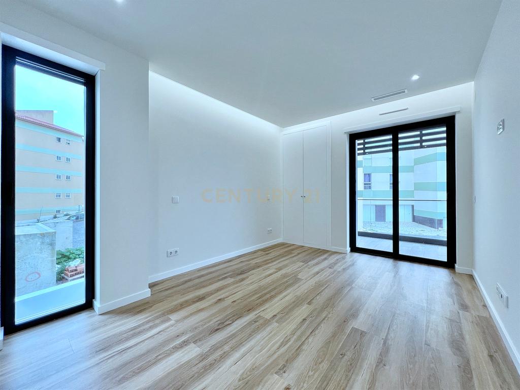 Moradia T4 com Piscina na Parede (Cascais, Lisboa) - Image 17