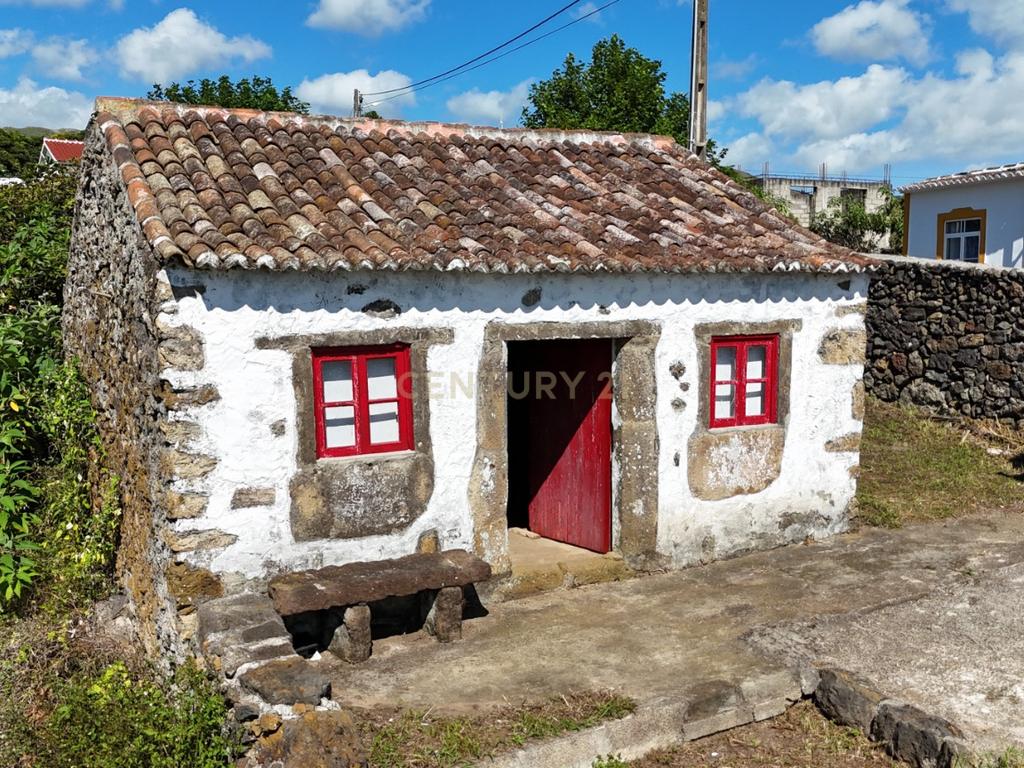 Terreno urbanizável com casa de despejo em Ribeira Seca- Vila de S.Sebastião - Image 1