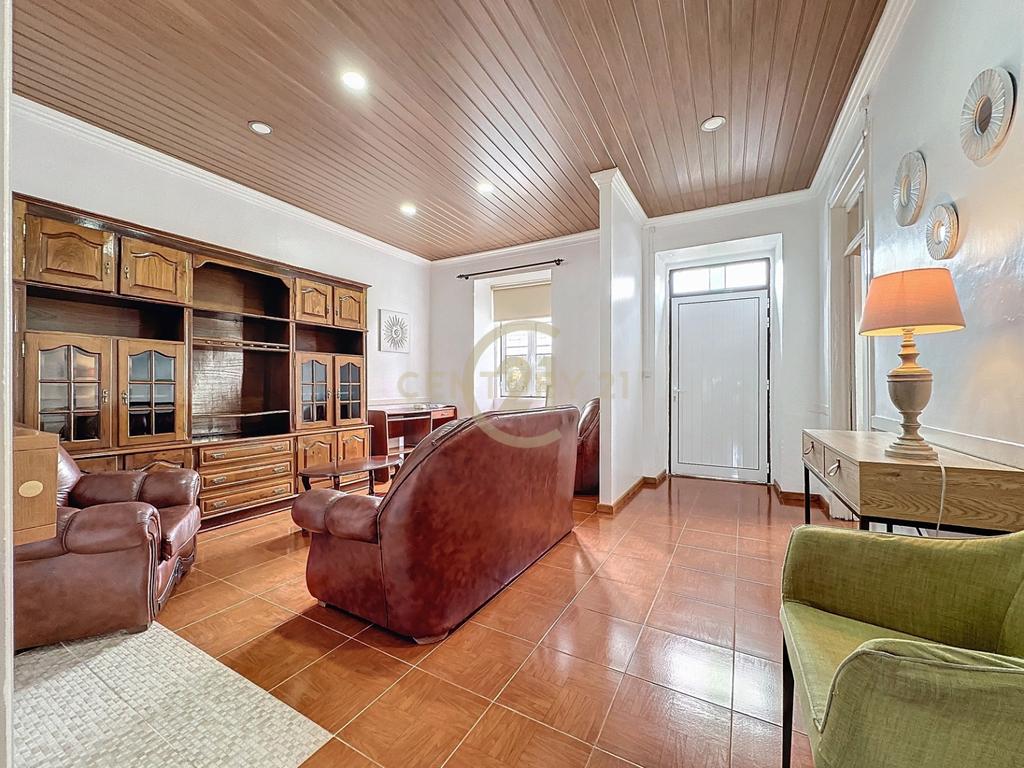 Casa T2 Típica e Acolhedora em São Sebastião, ideal para quem procura tranquilidade. - Image 3