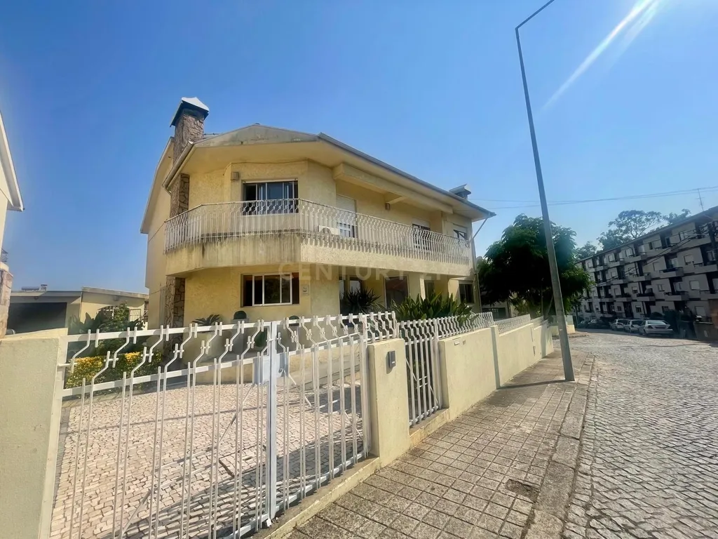 Moradia com 7 quartos em Fânzeres - Image 1