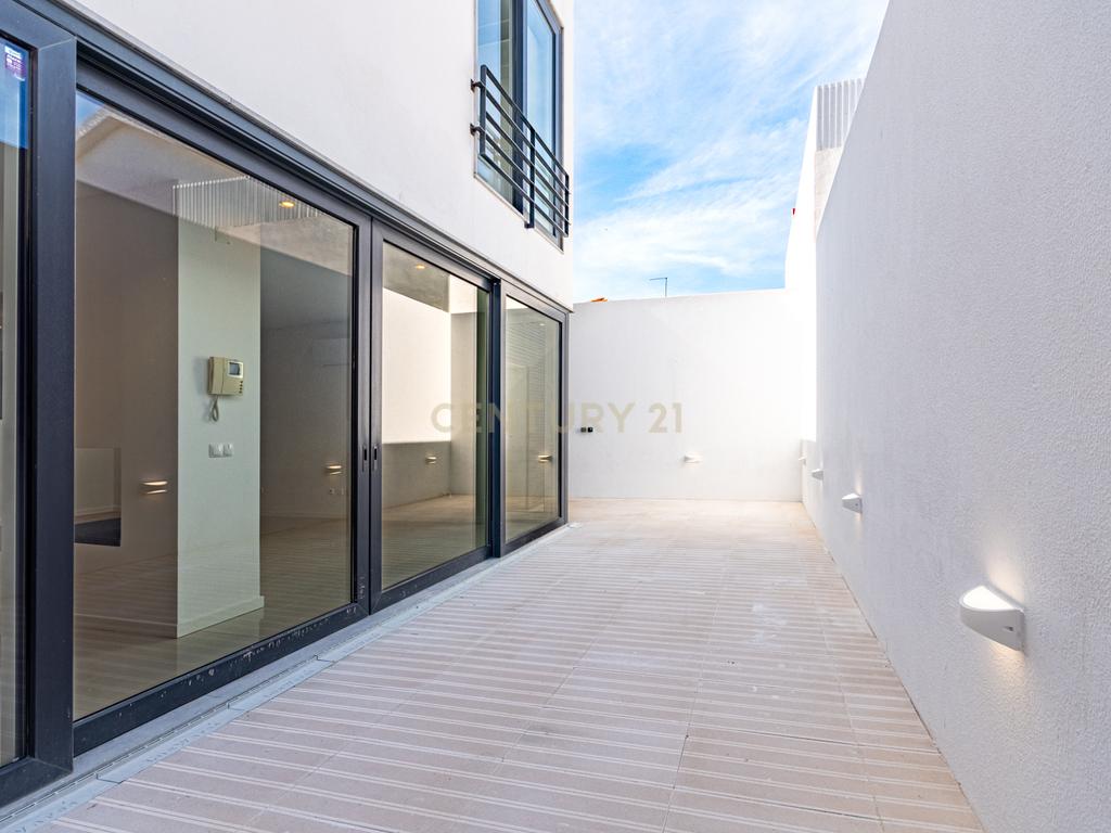 Moradia T3 com 3 Suites e Arquitetura Distinta em Samouco, Alcochete - Image 37