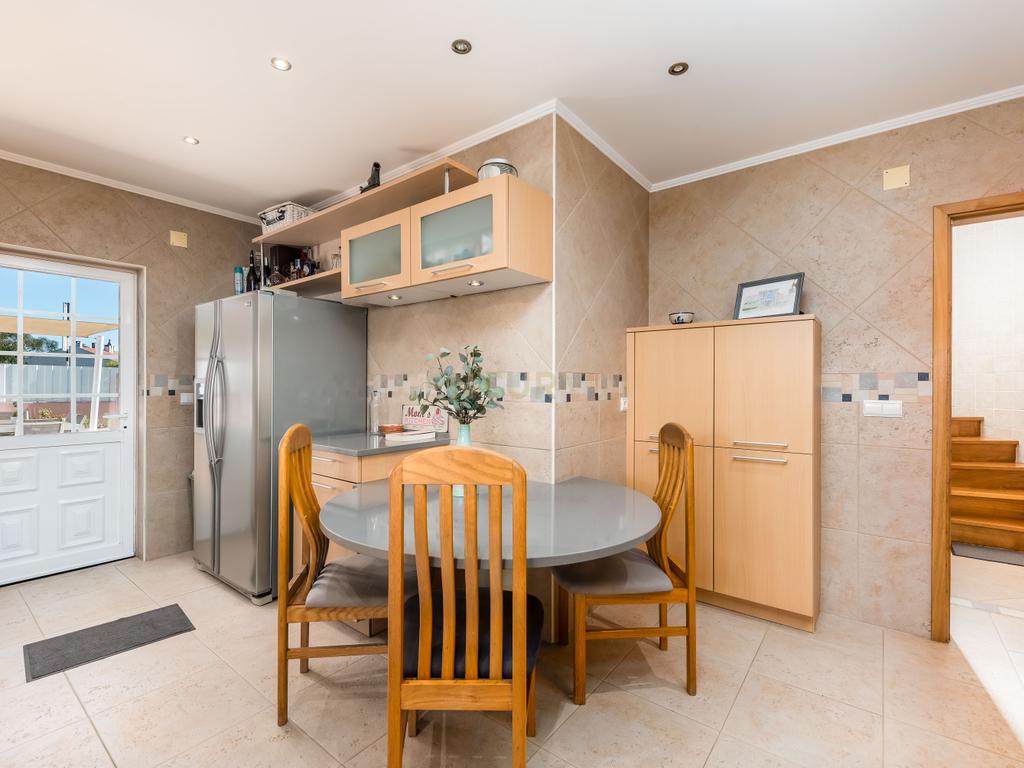 Moradia T4 Isolada com Jardim, em Vale Flores - Viva com qualidade e conforto às portas de Lisboa - Image 9
