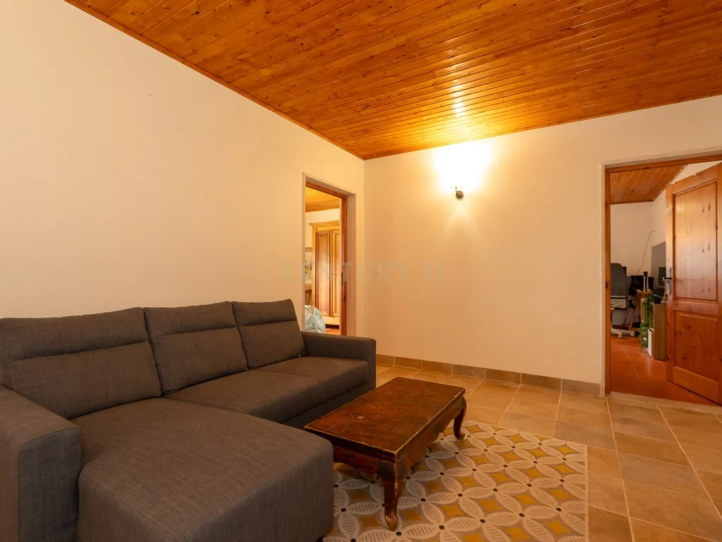 Fabulosa Quinta com lote de terreno de 22.381 m2, onde se encontra inserida uma moradia composta por dois pisos, com uma área bruta de 623 m2, uma área útil de 304 m2 e uma área bruta dependente de 319 m2, localizada em Santo Isidro de Pegões, na zona de Pegões, a pouca distância das belas praias de Setúbal. - Image 65