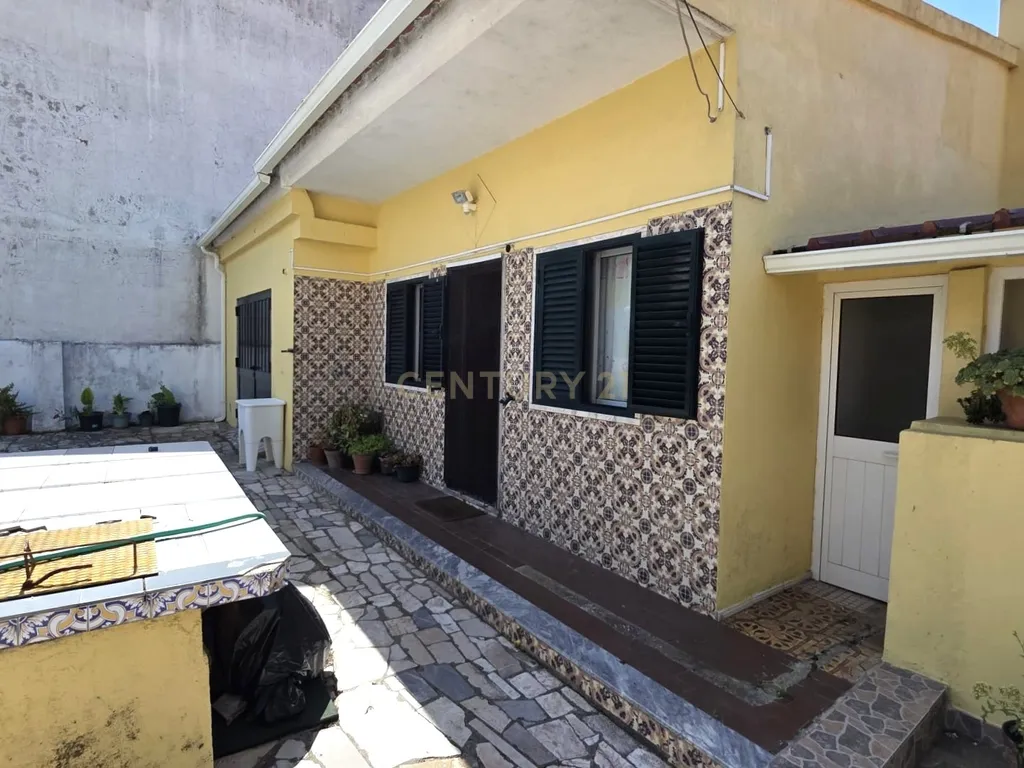 Espetacular Moradia T4 em Fernão Ferro com Jardim e possibilidade de nova construção no lote de 1.041 m2 - Image 2
