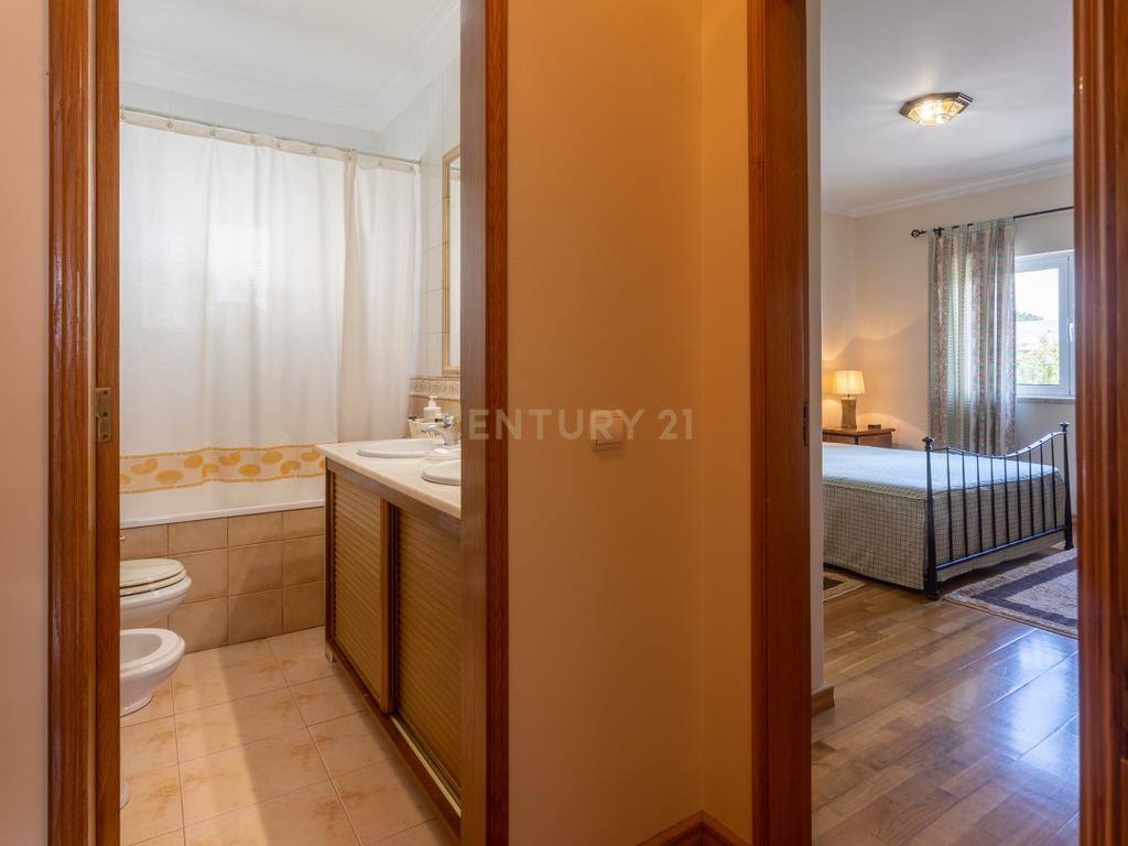 Moradia T5 com Piscina em Localização Central e Tranquila na Aroeira - Image 29