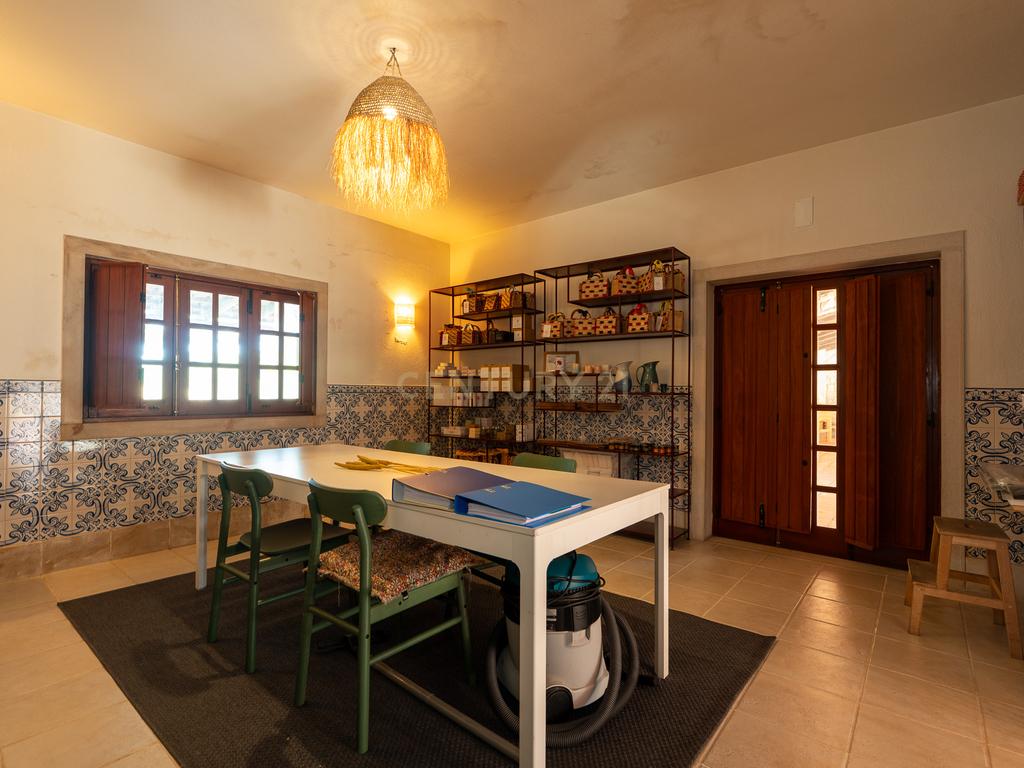 Fabulosa Quinta com lote de terreno de 22.381 m2, onde se encontra inserida uma moradia composta por dois pisos, com uma área bruta de 623 m2, uma área útil de 304 m2 e uma área bruta dependente de 319 m2, localizada em Santo Isidro de Pegões, na zona de Pegões, a pouca distância das belas praias de Setúbal. - Image 17