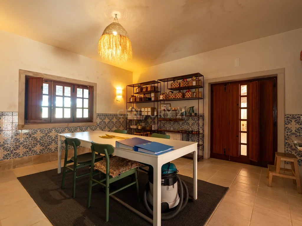 Fabulosa Quinta com lote de terreno de 22.381 m2, onde se encontra inserida uma moradia composta por dois pisos, com uma área bruta de 623 m2, uma área útil de 304 m2 e uma área bruta dependente de 319 m2, localizada em Santo Isidro de Pegões, na zona de Pegões, a pouca distância das belas praias de Setúbal. - Image 17