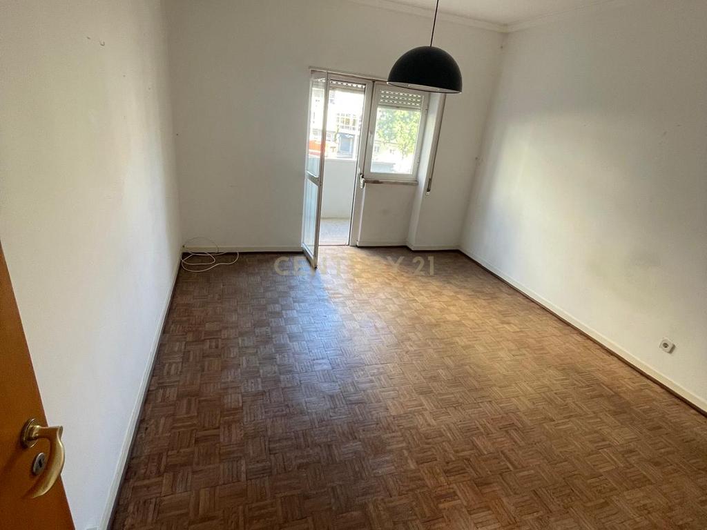 Apartamento T4 em Almada em frente ao metro de superfície! - Image 3
