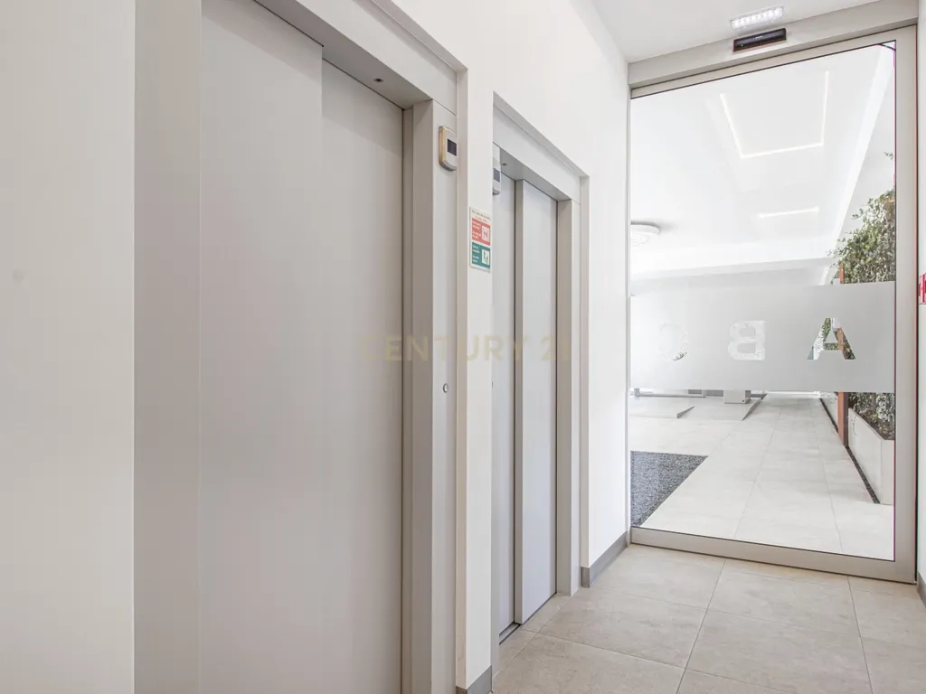 Apartamento T2 em Condomínio com Piscina e Garagem - Areeiro - Image 17