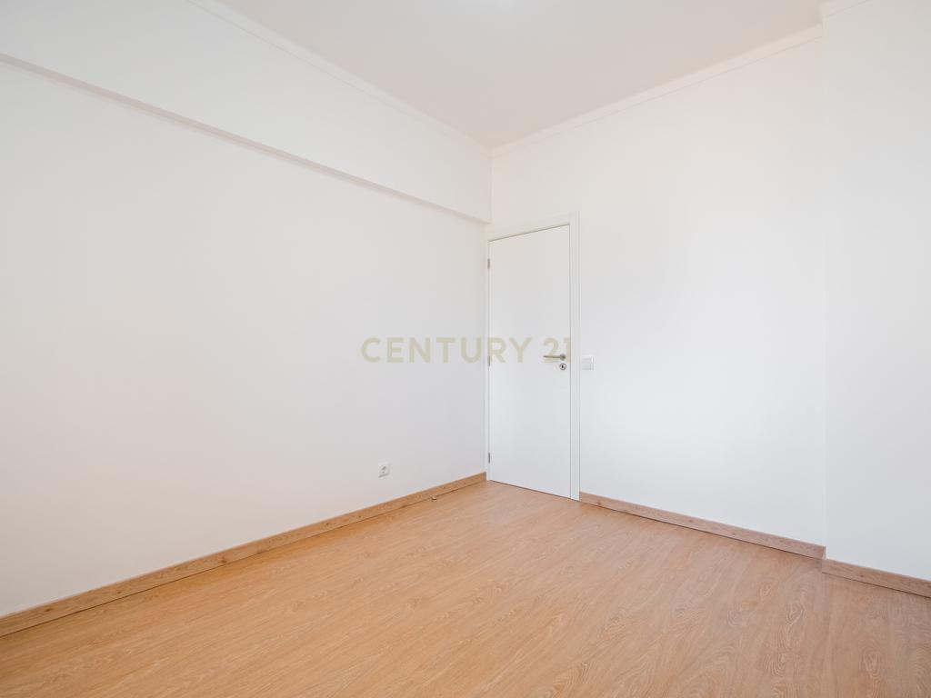 Apartamento T2 renovado em Portimão com varanda, 2 casas de banho e marquise espaçosa - Image 11