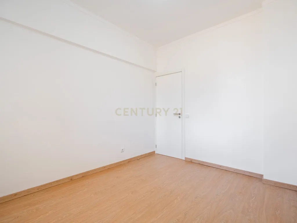 Apartamento T2 renovado em Portimão com varanda, 2 casas de banho e marquise espaçosa - Image 11