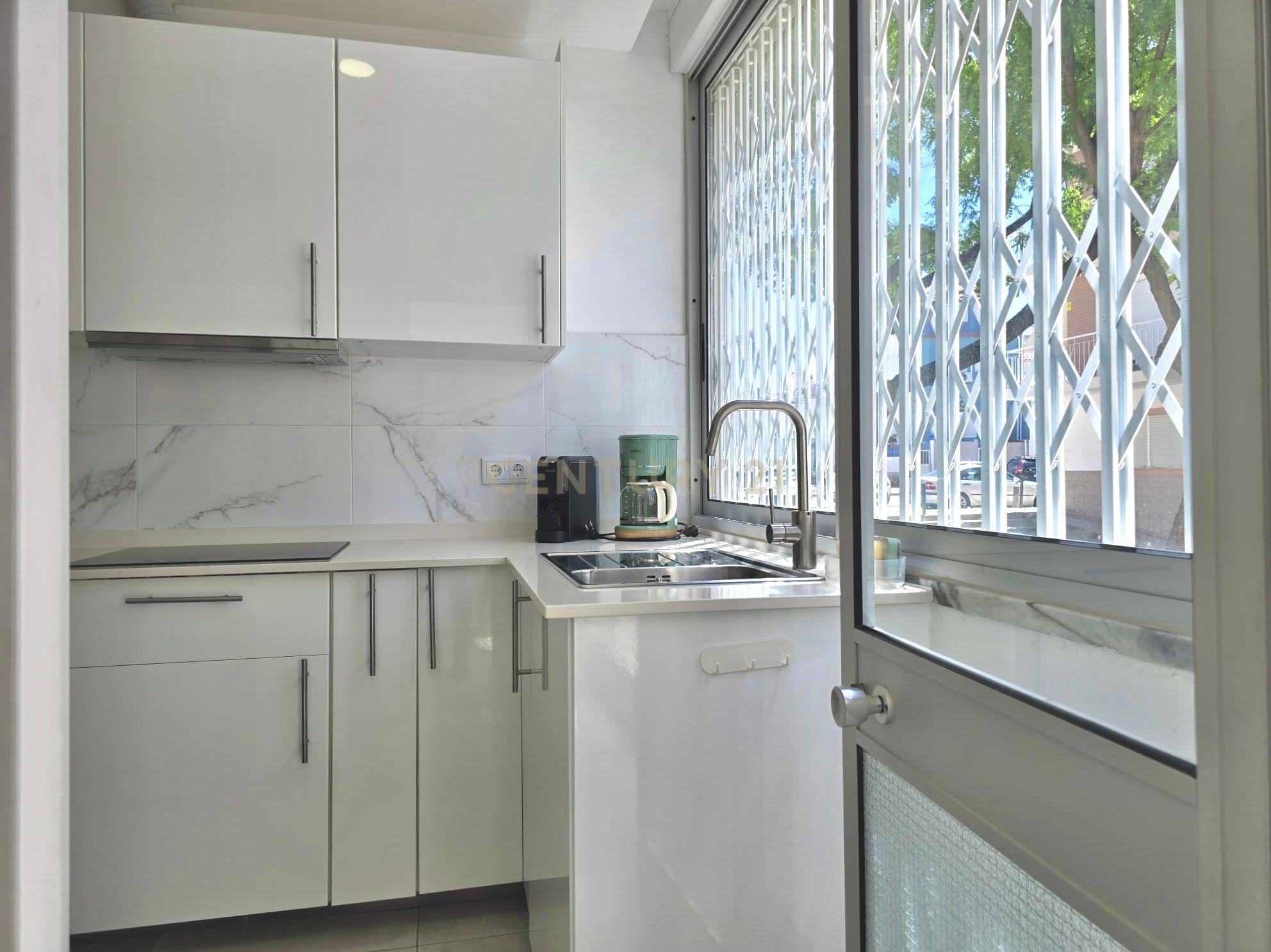 Fotografia 4 de Apartamento T1 com espaçosa arrecadação a 10 minutos a pé da Praia da Quarteira | Rua Patrão Lopes, Quarteira