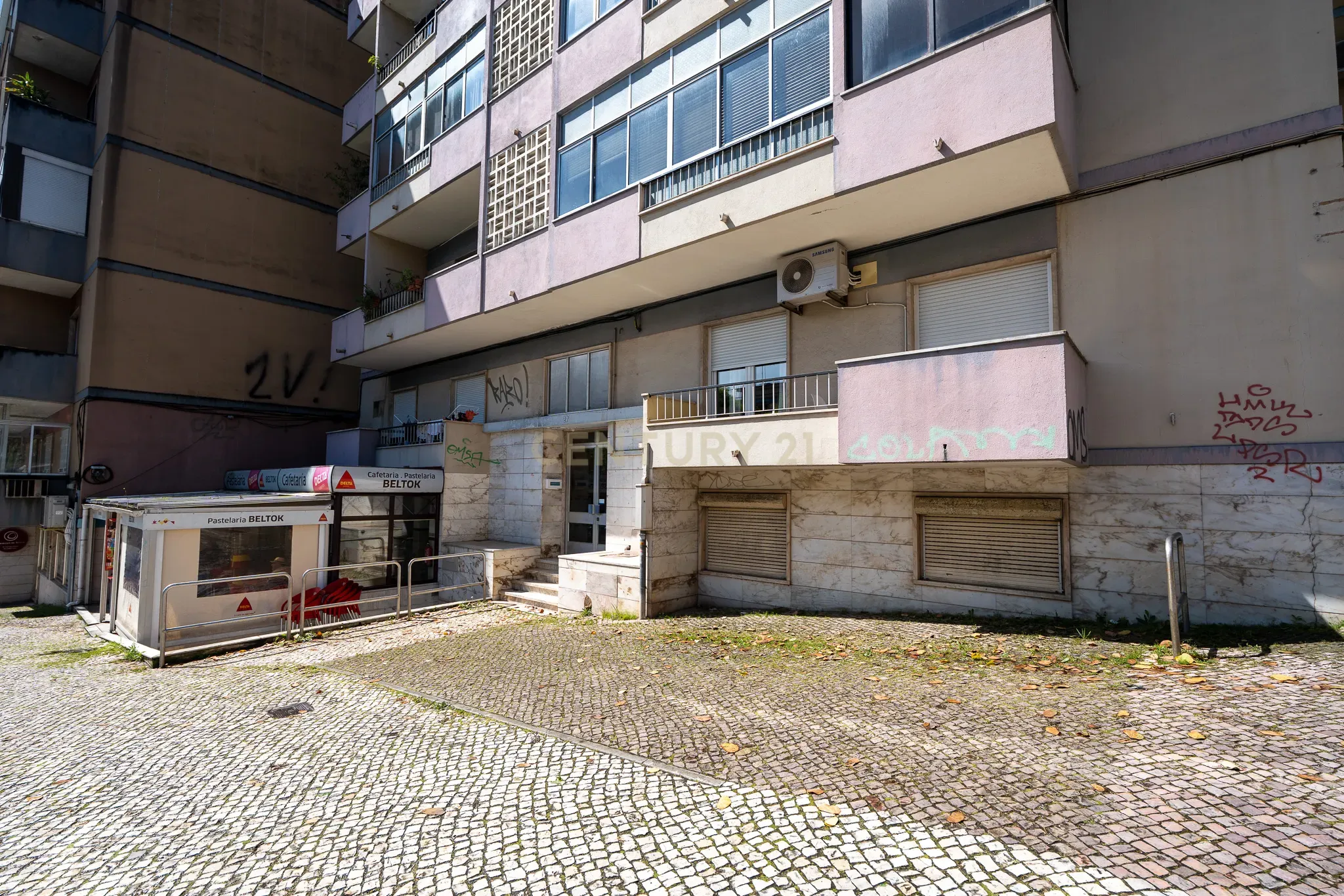 Apartamento de tipologia T3, com cerca de 115 m2, 2 WC, despensa, localizado numa das artérias principais da cidade de Odivelas, mais concretamente na Rua Professor Dr. Augusto Abreu Lopes. - Image 2