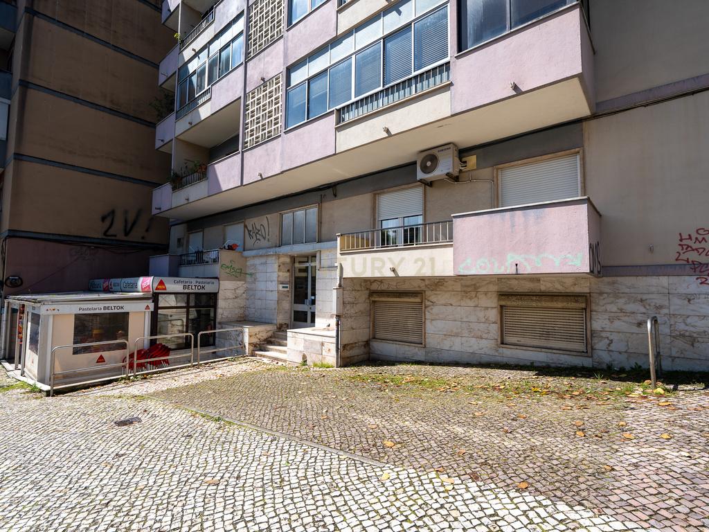 Apartamento de tipologia T3, com cerca de 115 m2, 2 WC, despensa, localizado numa das artérias principais da cidade de Odivelas, mais concretamente na Rua Professor Dr. Augusto Abreu Lopes. - Image 2