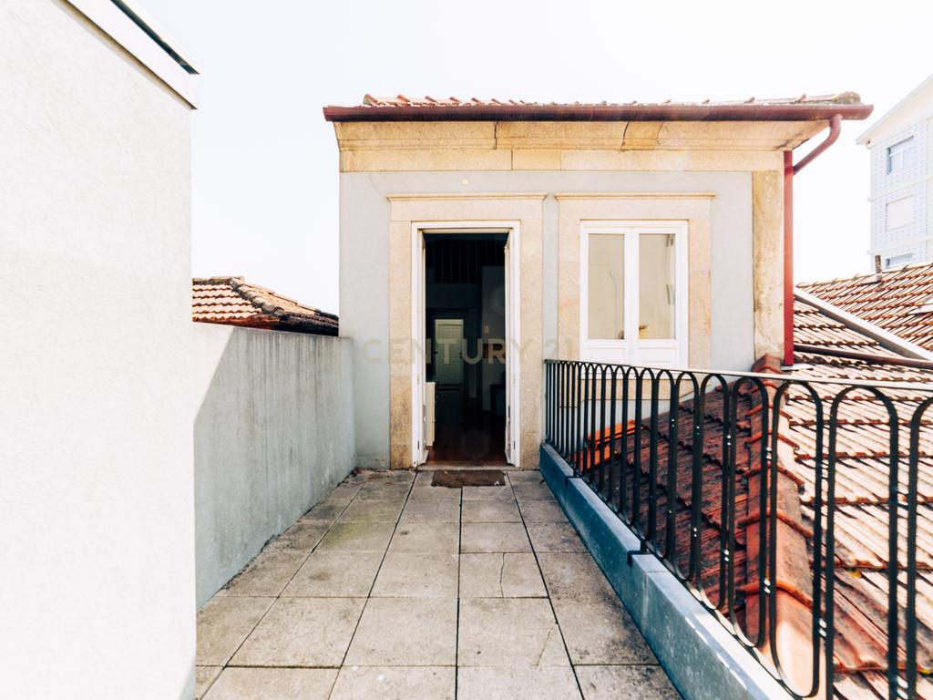Apartamento com Terraço e Vista Única sobre o Porto – Rua de Santa Teresa - Image 14