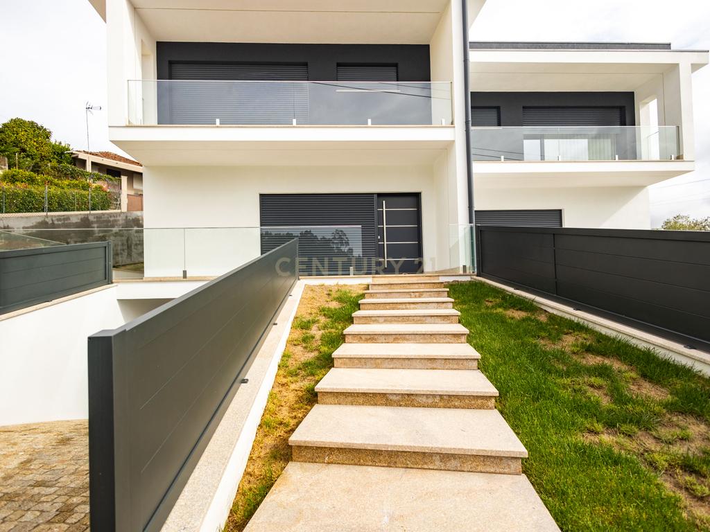 Moradia V3 Geminada em Recezinhos, Penafiel (Fração A) - Image 1
