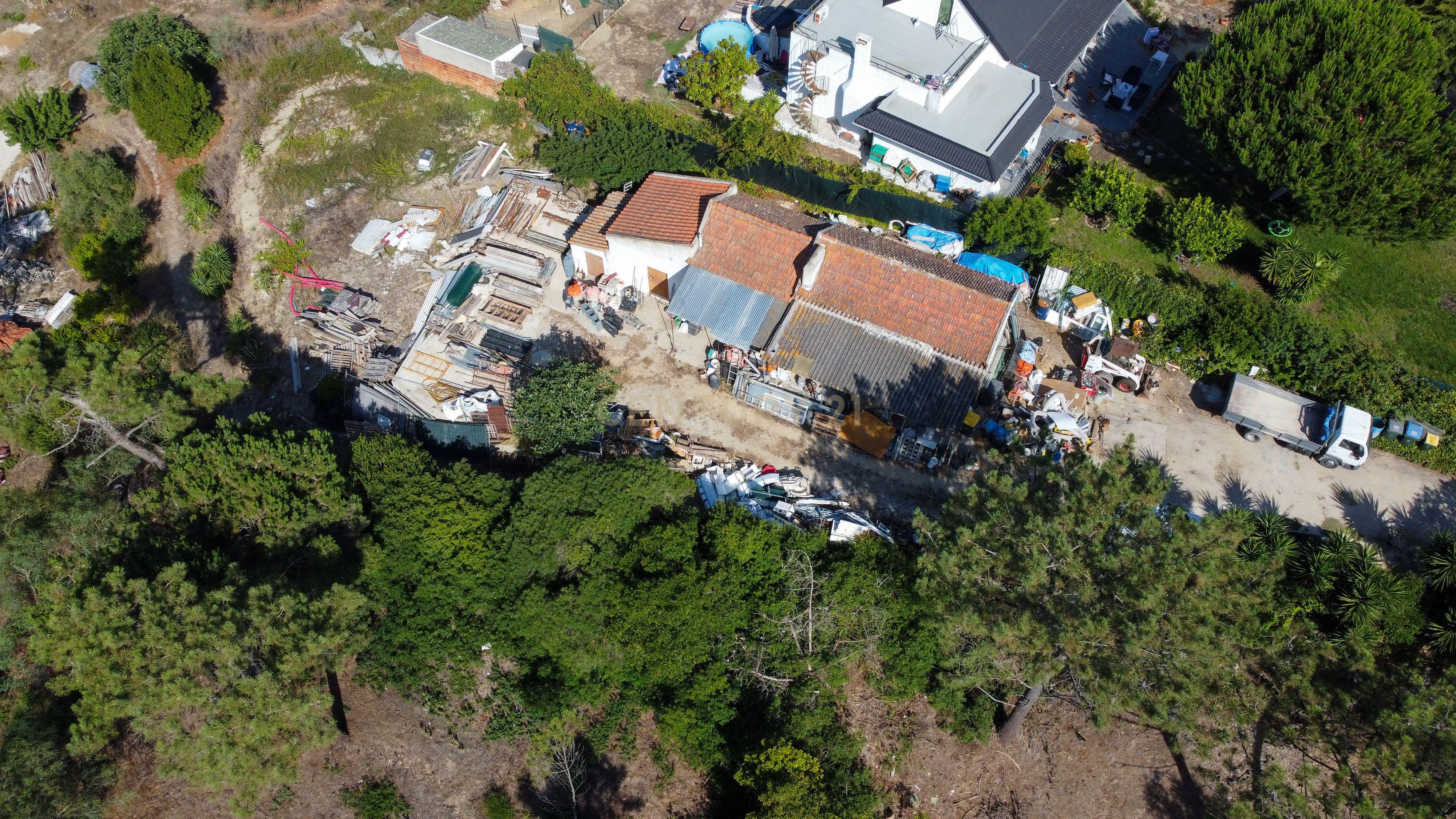 Fotografia 4 de Moradia T1 para remodelação inserida em Terreno com 4.094 m² - Charneca da Caparica