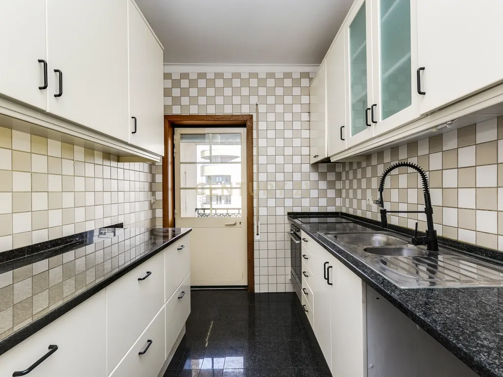 Apartamento T3+Box em Telheiras – Rua Fernando Lopes Graça - Lisboa - Image 11