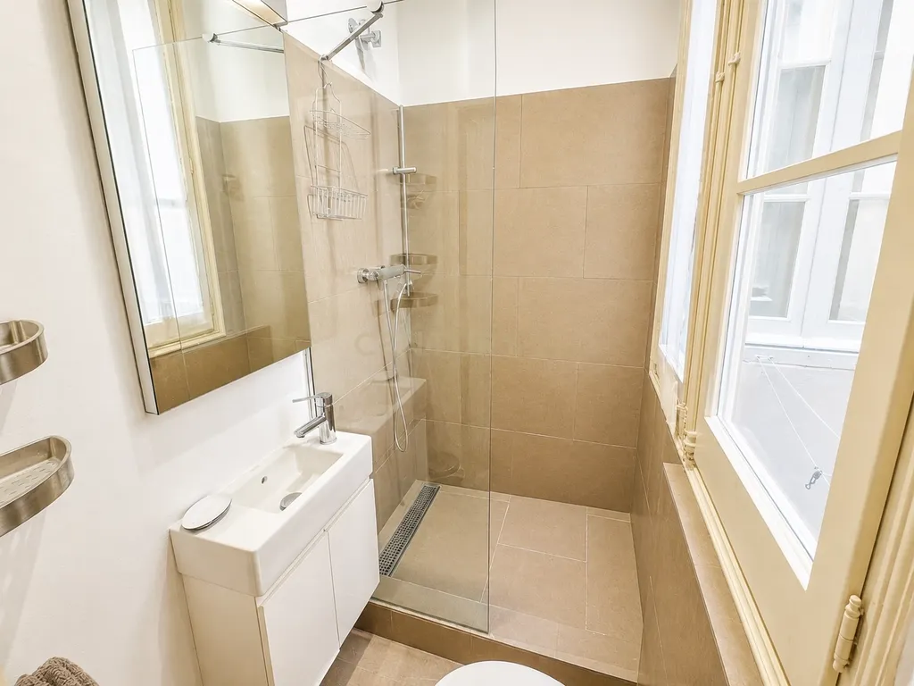 Apartamento renovado de 2 quartos junto ao Porto de Barcelona - Image 13