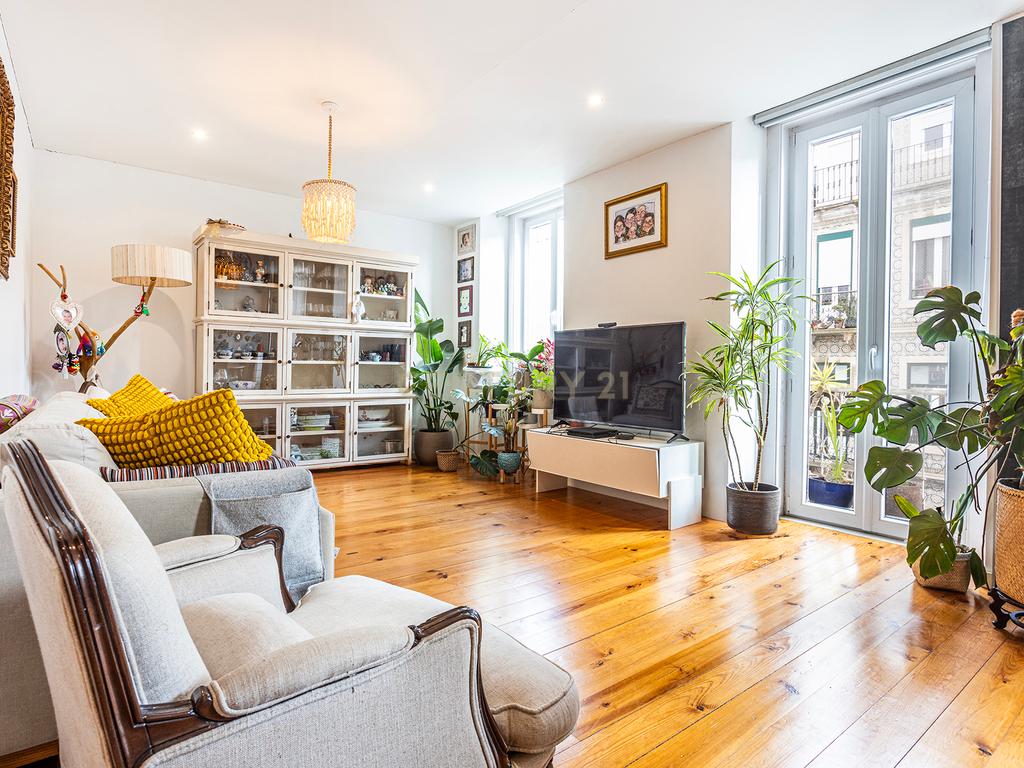 Apartamento T4 Duplex Renovado em Arroios, Lisboa - Image 9