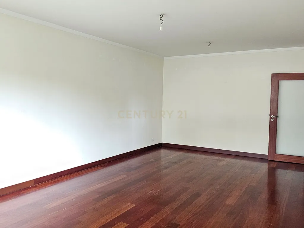 Apartamento T2 com varanda, garagem - Condomínio Fechado de referência Brandinhães, Cidade da Maia - Image 10