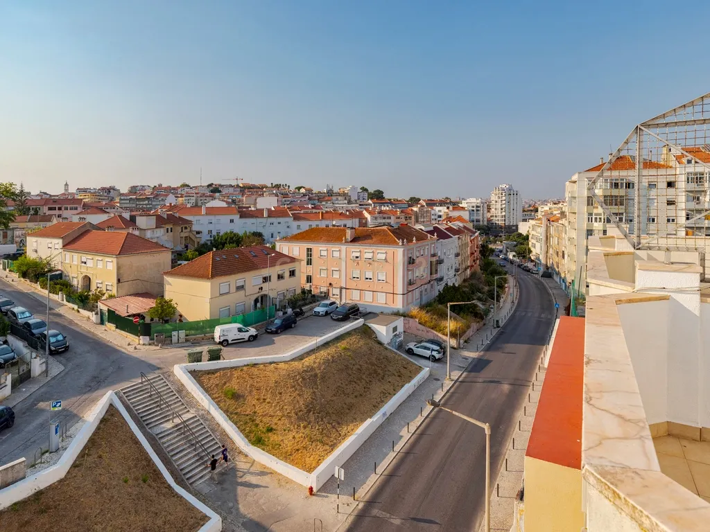 T1 Remodelado com Terraço e Vista Fantástica – Rua Dom Sancho I, Almada - Image 24