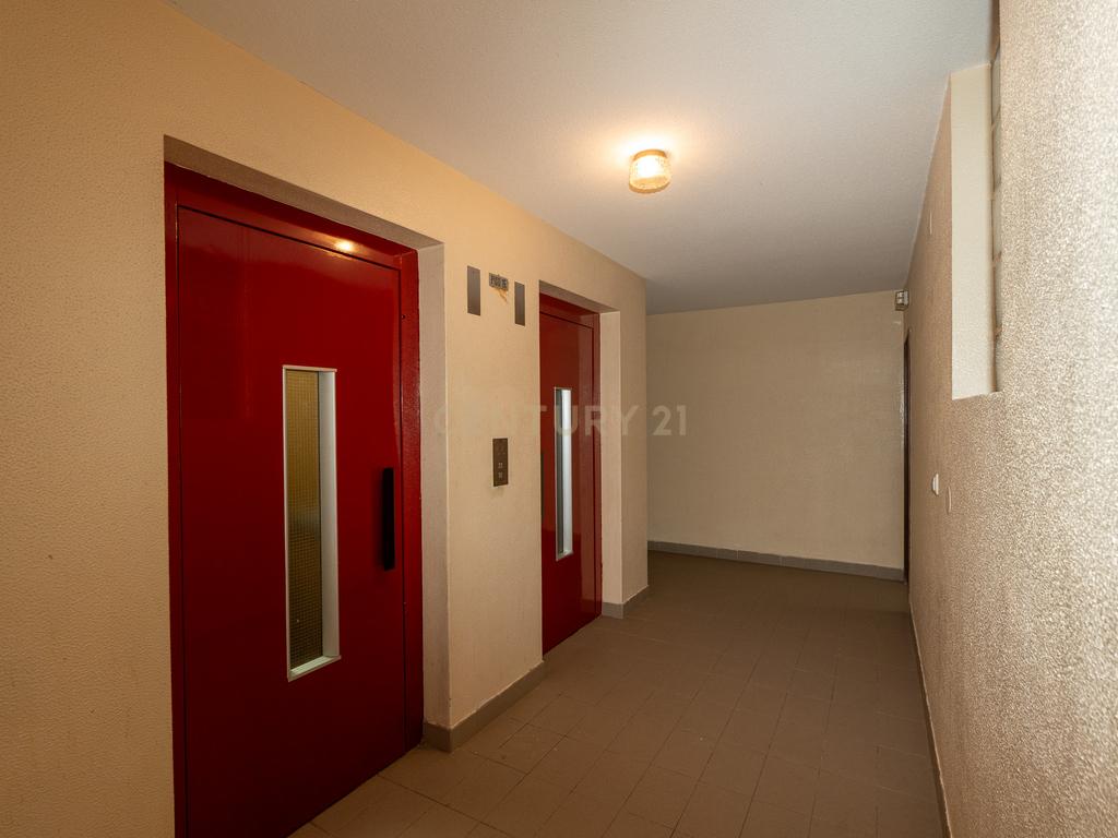 Apartamento T2 em Santo António dos Cavaleiros_Muito bem localizado - Image 3