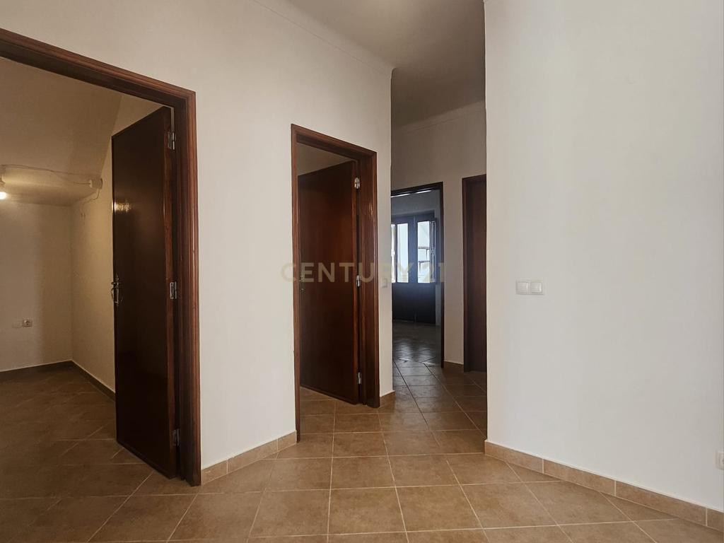 Moradia Bifamiliar T4 com Quintal e Garagem no Bairro das Nogueiras, Évora - Image 6