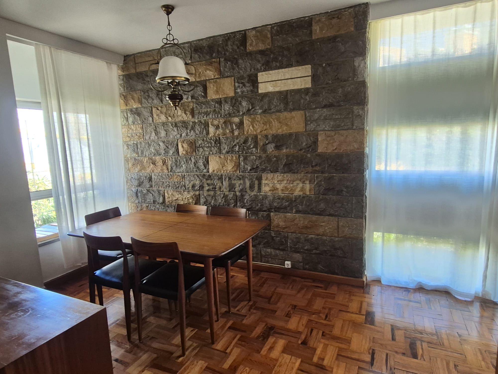 Fotografia 7 de Moradia T3 Mobilada com Jardim e Garagem no Livramento, Estoril