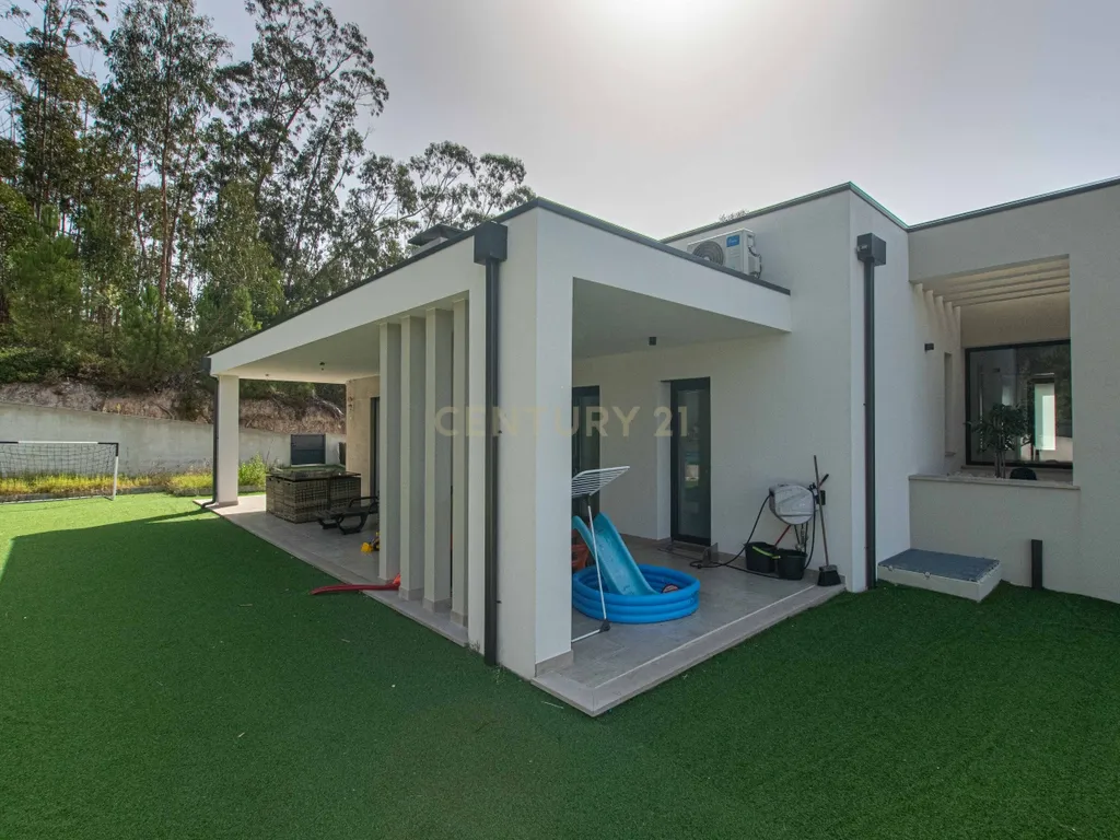 Moradia T4 semi-nova com Piscina, Garagem + Parcela de Terreno Rústico e Vista Serra | Salgueiro, Pombal - Image 11